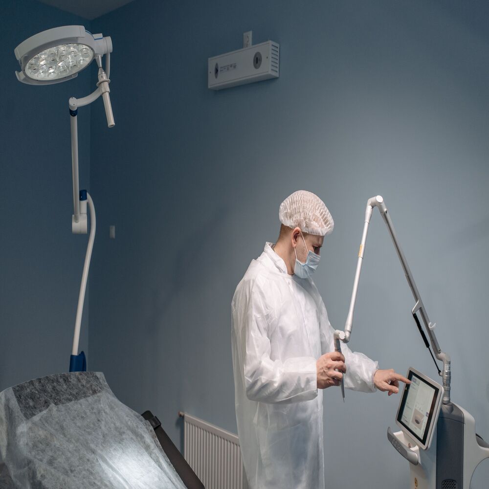 Hình ảnh bác sĩ thẩm mỹ đang vận hành thiết bị công nghệ cao để đảm bảo kết quả an toàn và tối ưu cho khách hàng.