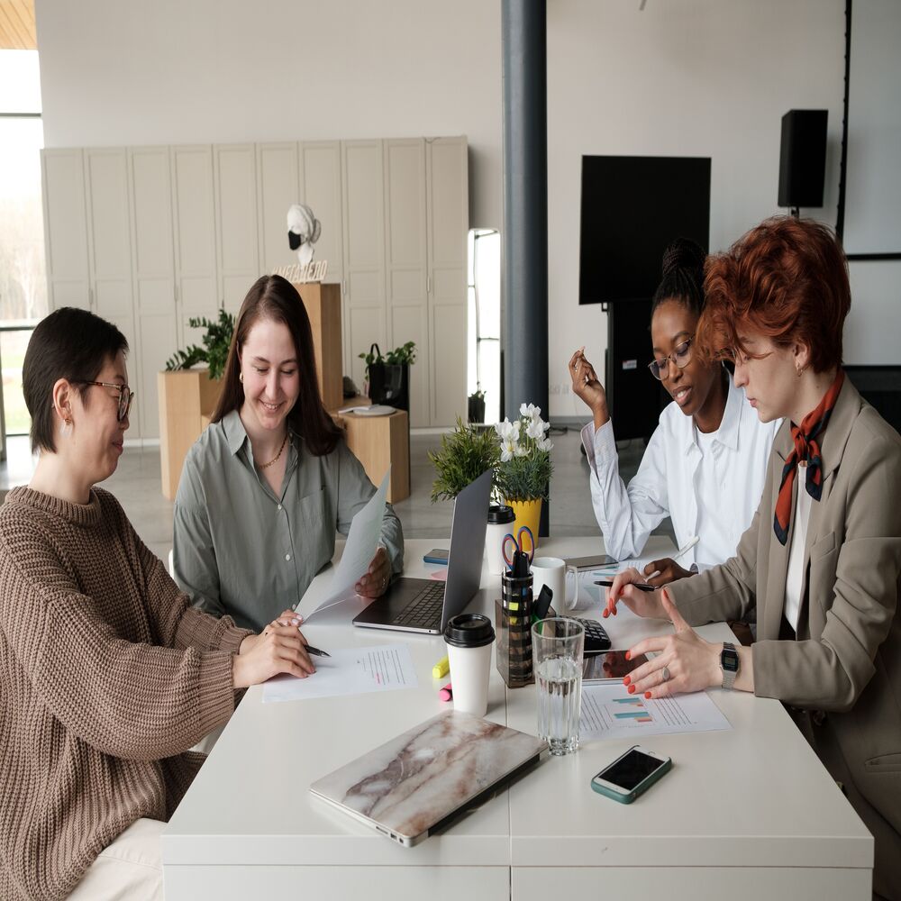 Chủ doanh nghiệp nhỏ trao quyền cho quản lý và theo dõi công việc qua phần mềm