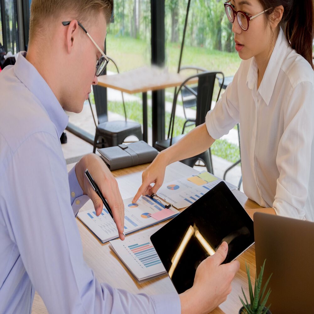 Chủ doanh nghiệp đang xem báo cáo kinh doanh trực quan và phân tích dữ liệu