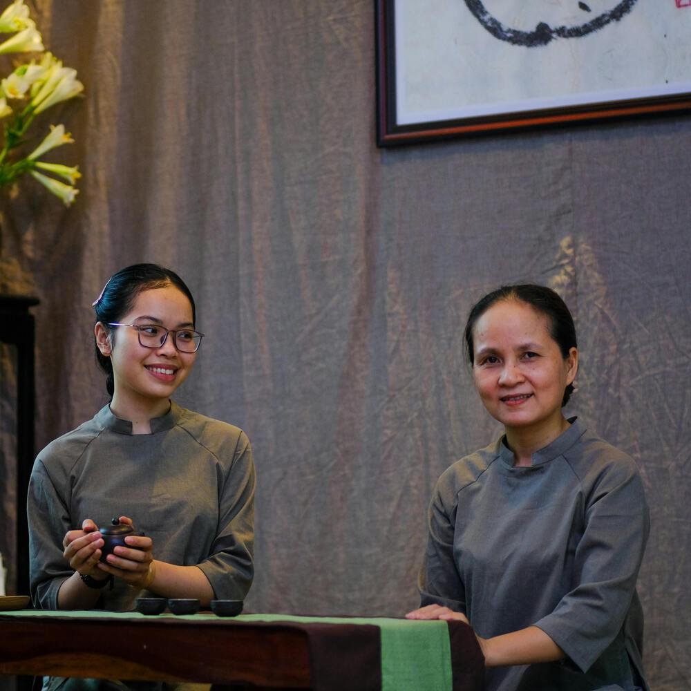 Công việc của quản lý spa chào đón khách niềm nở