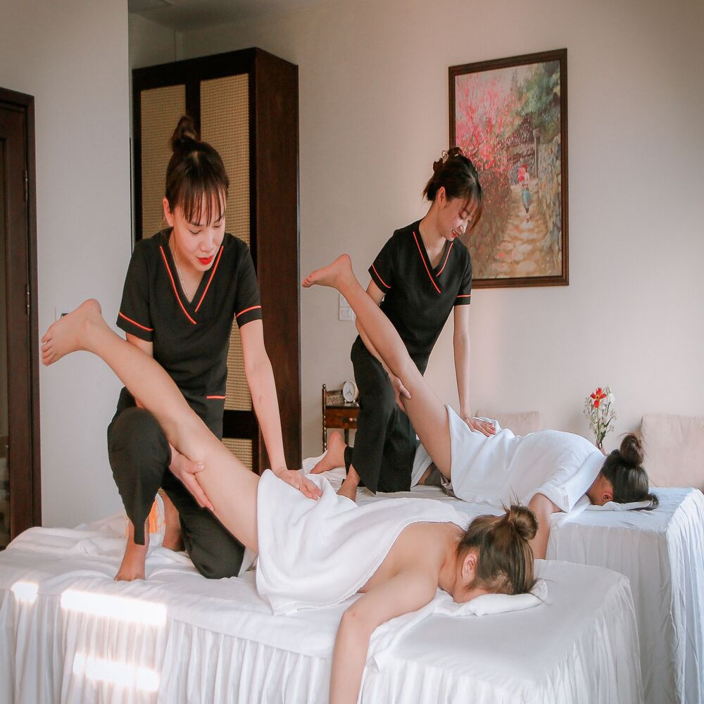Đội ngũ nhân viên spa thẩm mỹ chuyên nghiệp, đoàn kết và tươi cười phục vụ khách hàng