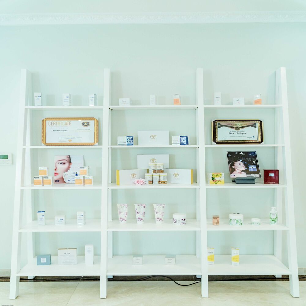 Hình ảnh các loại giấy phép kinh doanh và chứng chỉ hành nghề của spa thẩm mỹ được đặt trang trọng