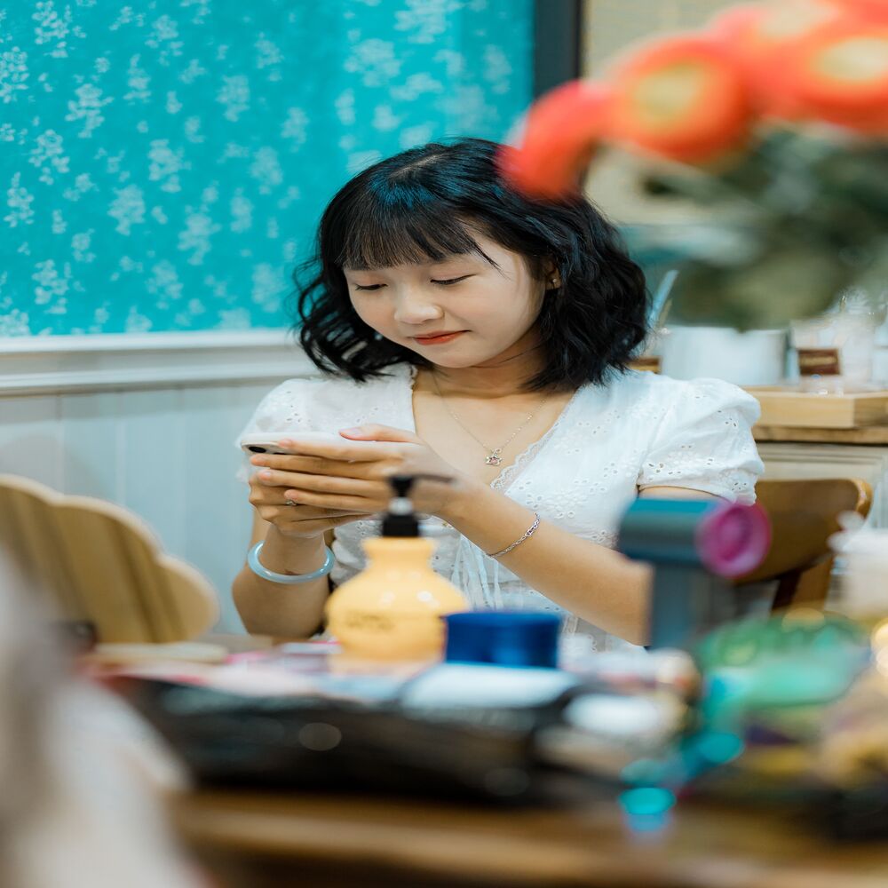 Khách hàng vui vẻ khi nhận được tin nhắn ưu đãi và chúc mừng sinh nhật từ salon tóc