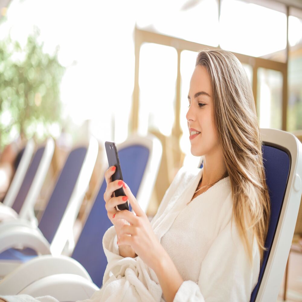 Khách hàng spa vui vẻ bất ngờ khi nhận được tin nhắn chăm sóc tự động và ưu đãi cá nhân