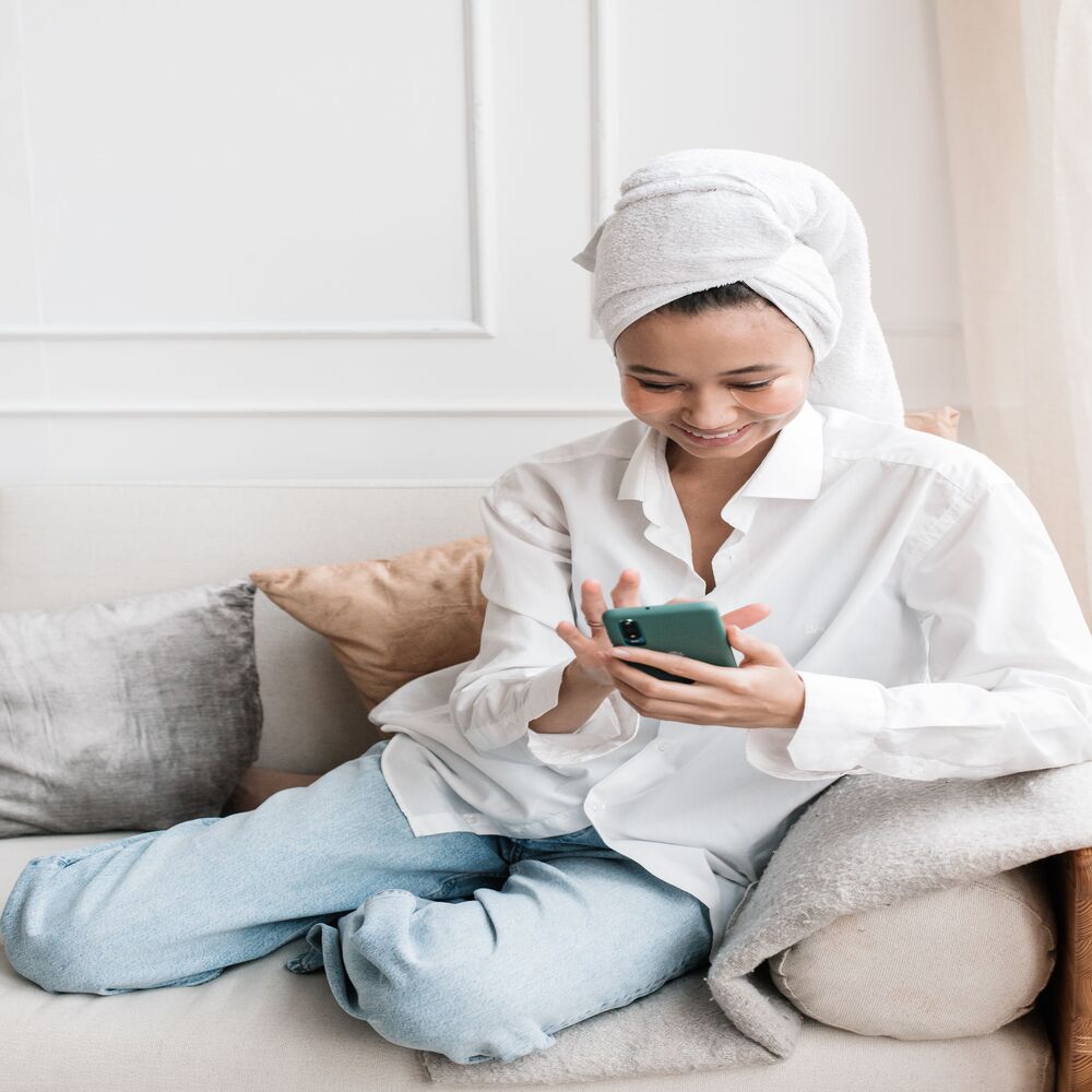 Khách hàng spa vui vẻ khi nhận được tin nhắn chăm sóc tự động và ưu đãi