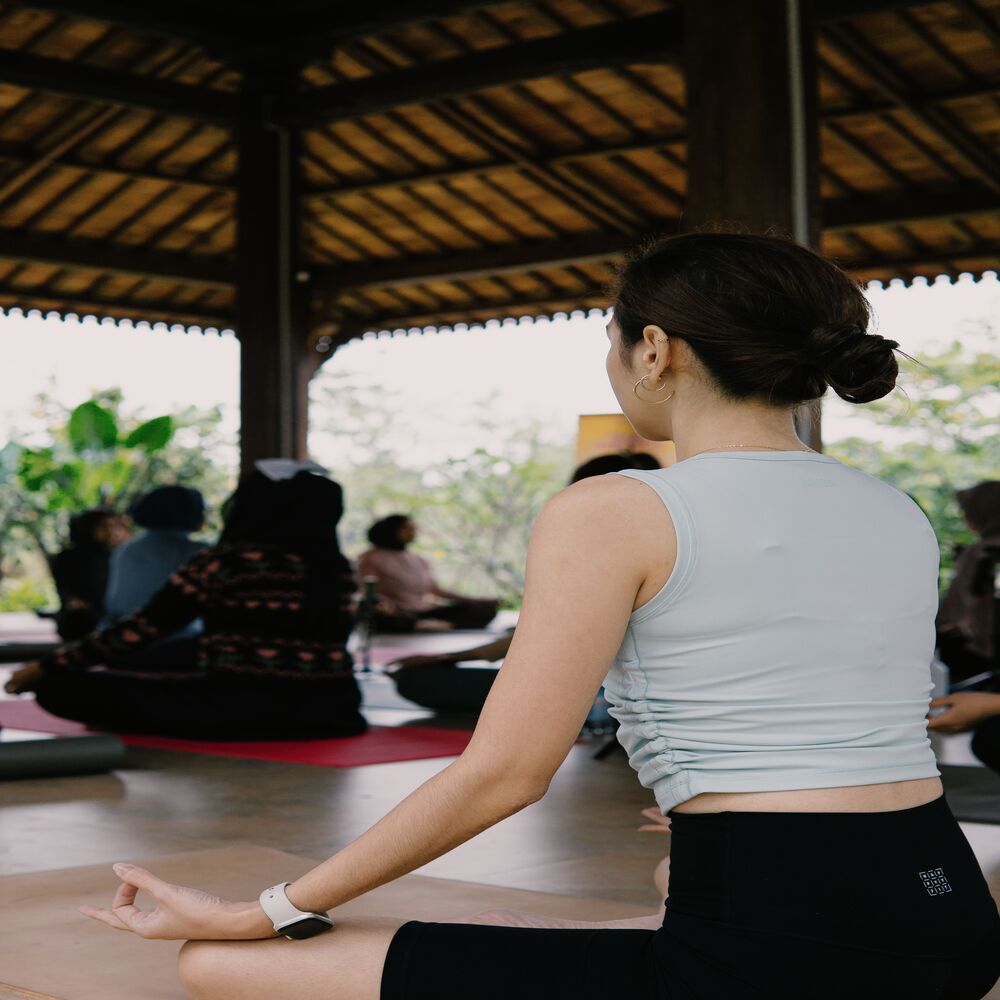 Khách hàng đang tham gia một lớp thiền và trải nghiệm Wellness toàn diện tại một spa cao cấp