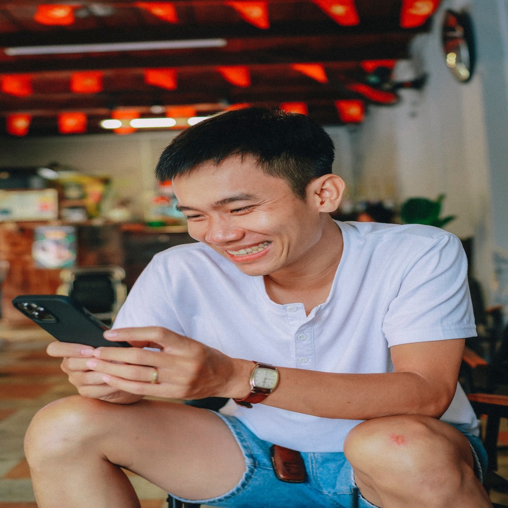 Khách hàng vui vẻ khi nhận được tin nhắn chăm sóc tự động từ doanh nghiệp