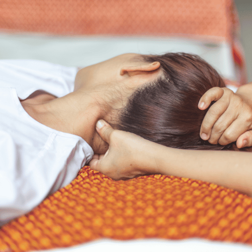 Massage bấm huyệt khơi thông dòng chảy năng lượng và giảm đau mãn tính