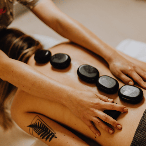 Massage đá nóng giúp giãn cơ sâu và giảm đau nhức mãn tính