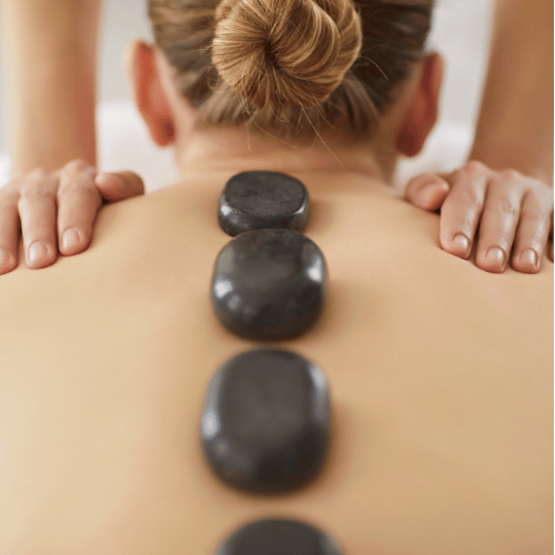 Massage đá nóng dùng nhiệt để chữa lành các cơn đau sâu và thư giãn cơ bắp