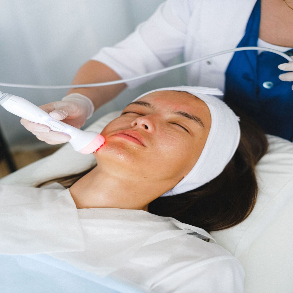 Máy HIFU nâng cơ hiện đại đang được sử dụng cho liệu trình chống lão hóa tại spa