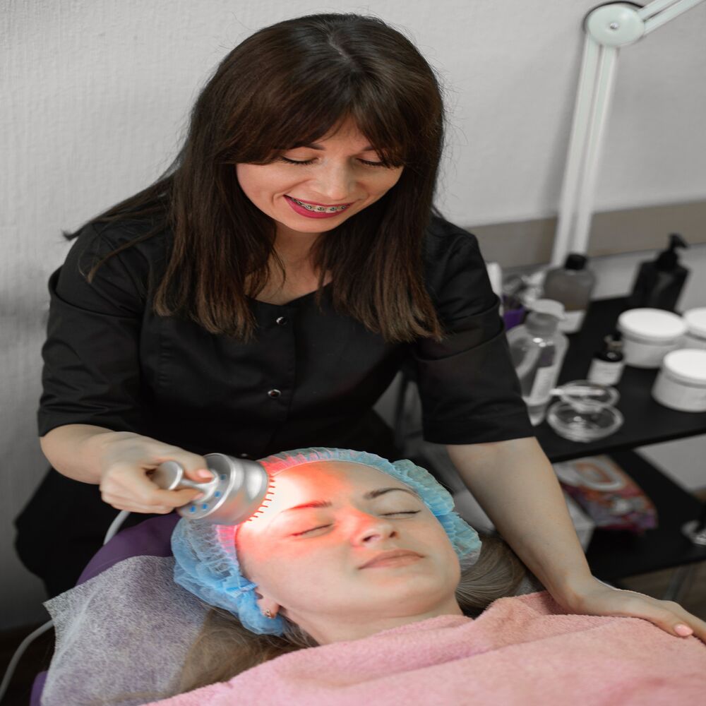 Máy Laser đa năng hiện đại đang được sử dụng để trị mụn và trẻ hóa da cho khách hàng tại spa