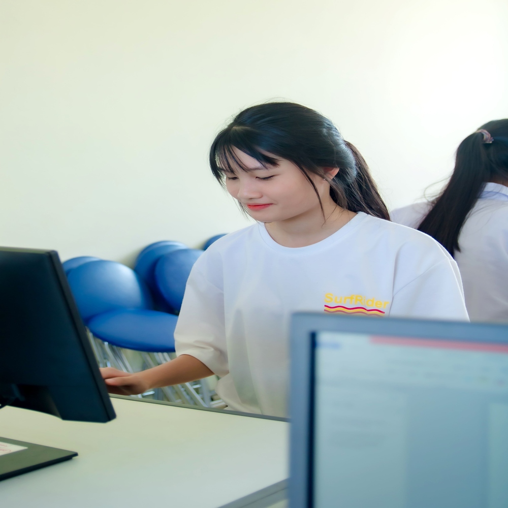 Nhân viên cửa hàng đang thao tác dễ dàng trên phần mềm quản lý với giao diện đơn giản