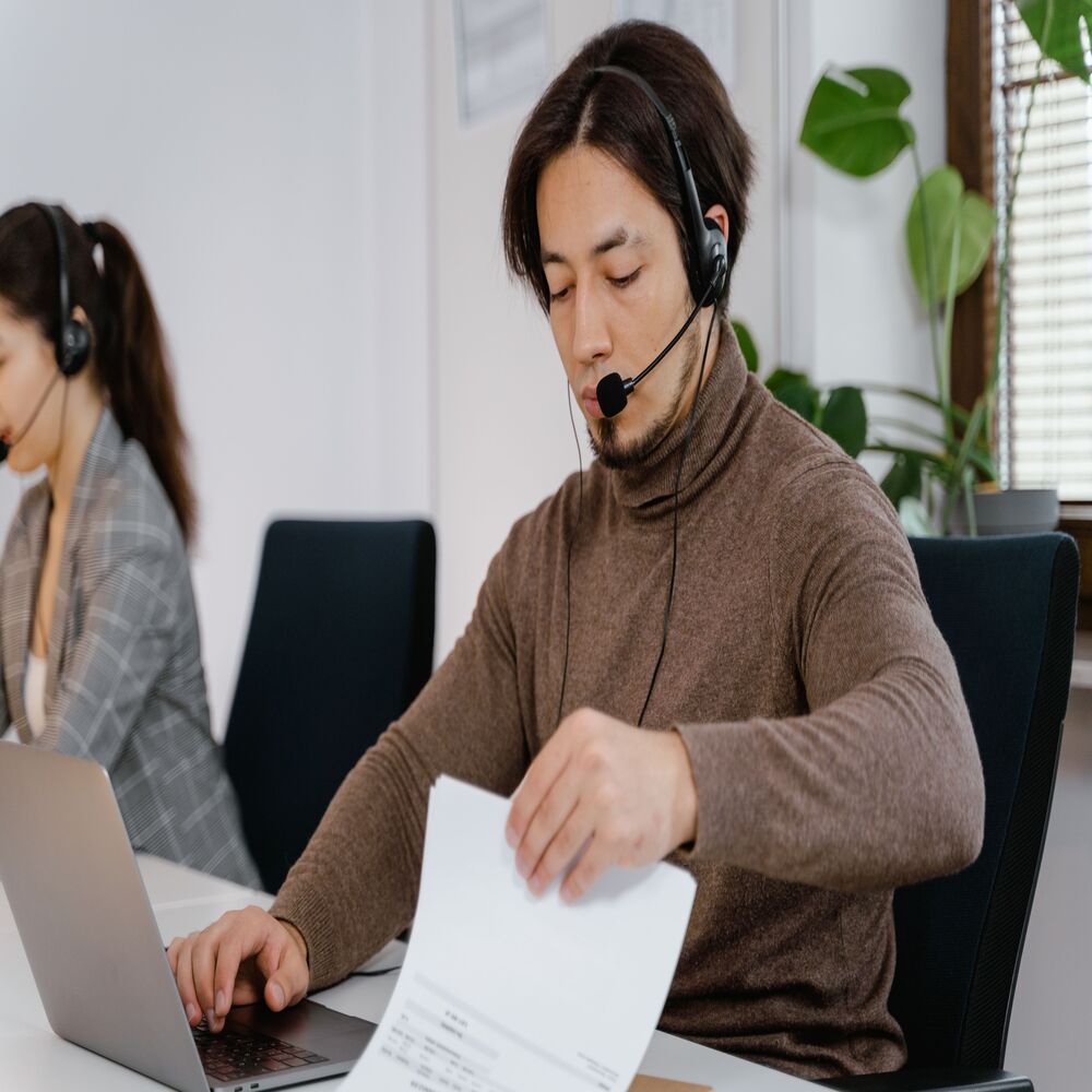 Nhân viên thao tác nhập liệu nhanh chóng và chính xác trên phần mềm quản lý