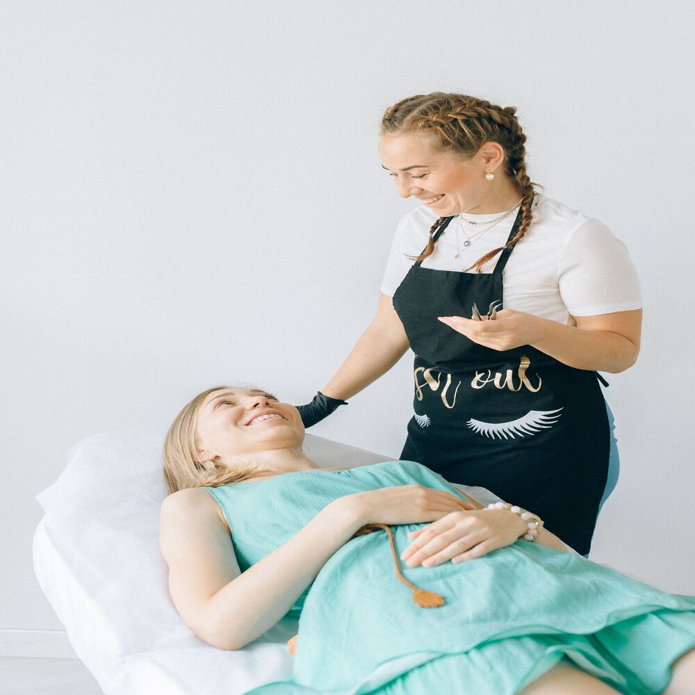 Tư vấn viên spa đang gửi tin nhắn chăm sóc và hỏi thăm khách hàng sau liệu trình