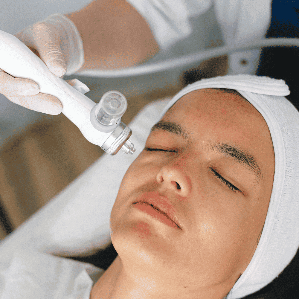Chuyên viên đang phân tích loại da và đo độ ẩm cho khách hàng trước khi thực hiện liệu trình chuyên sâu.