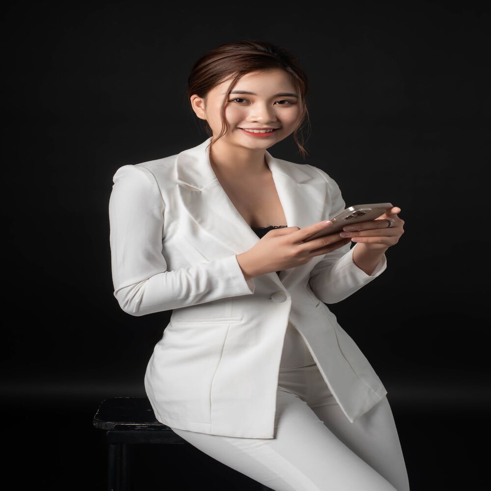 Chủ thẩm mỹ viện sử dụng phần mềm quản lý trên điện thoại để theo dõi hoạt động kinh doanh