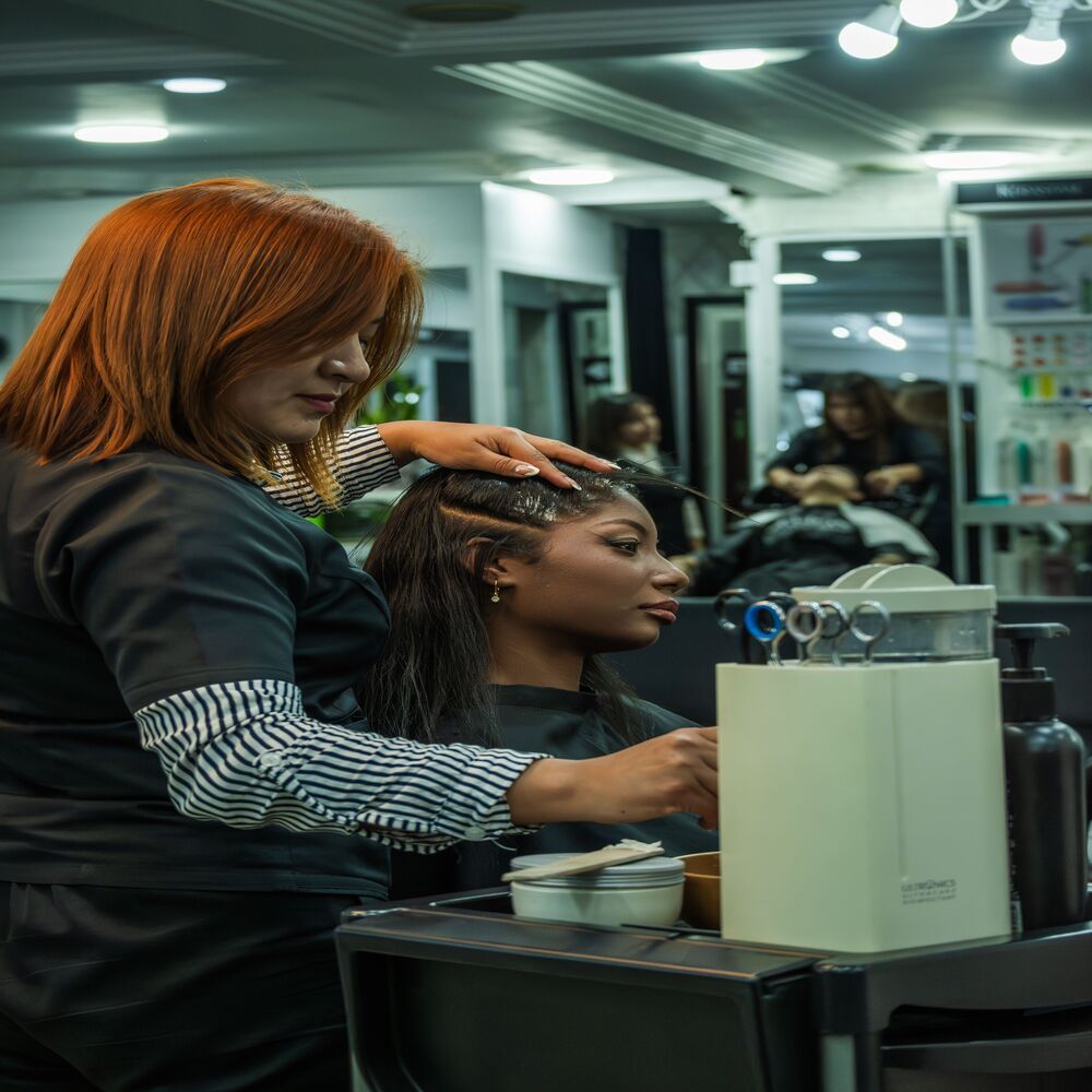 Hình ảnh một salon tóc hiện đại với không gian sang trọng và khách hàng đông đúc