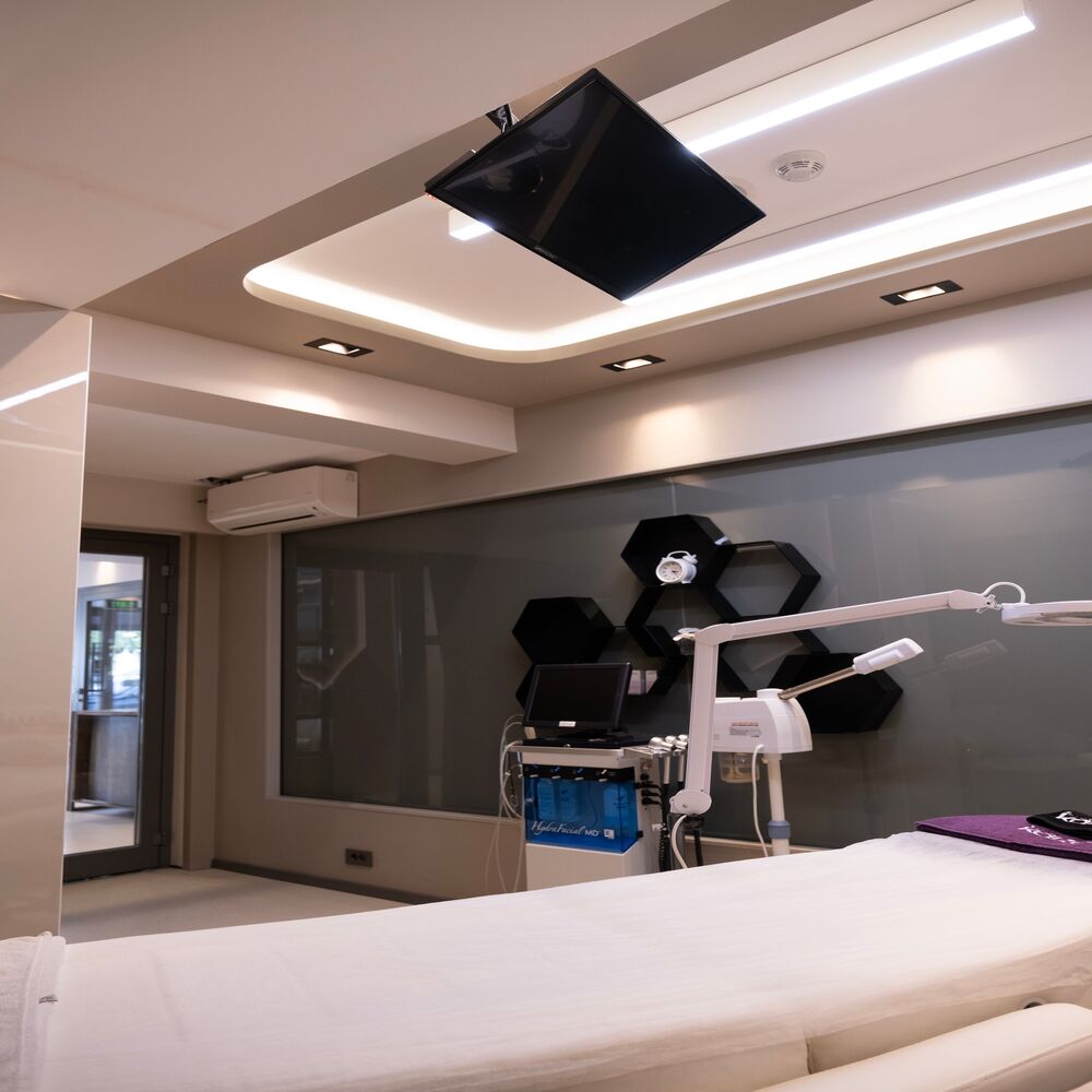 Khách hàng bị thu hút bởi không gian và thiết bị công nghệ cao của spa clinic