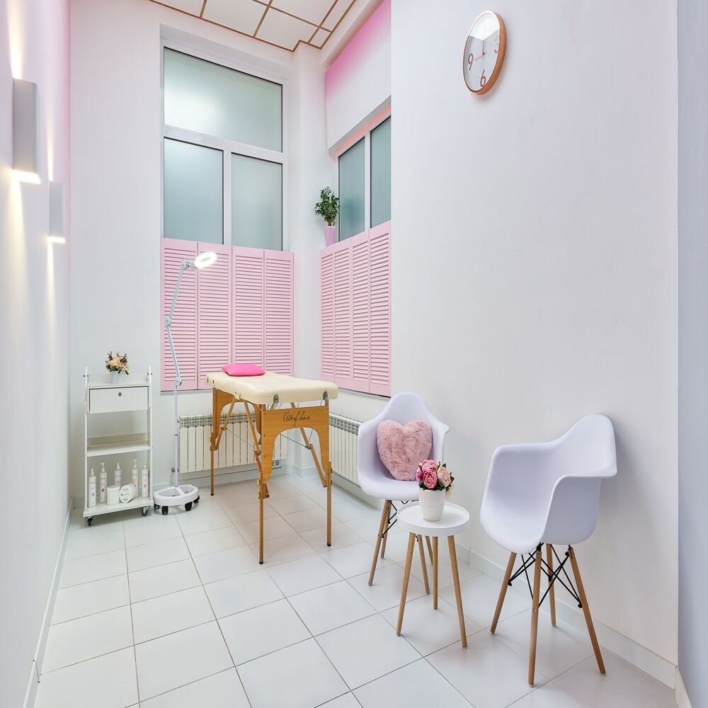 Hình ảnh một spa cũ kỹ, thiếu thiết bị công nghệ cao so với một spa clinic hiện đại