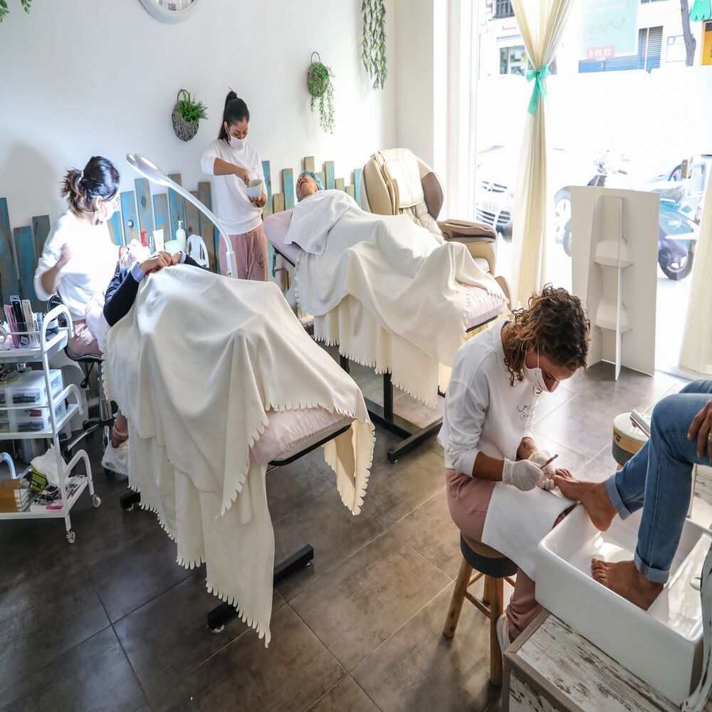 Hình ảnh một spa chăm sóc da trị mụn chuyên nghiệp với không gian sạch sẽ và khách hàng đông đúc