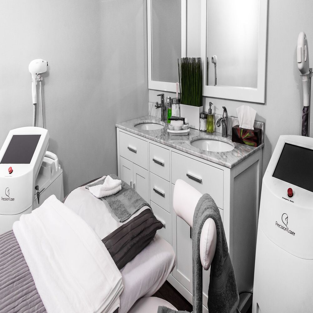 Các thiết bị thẩm mỹ công nghệ cao như máy Laser, HIFU được đặt trong không gian spa thẩm mỹ hiện đại